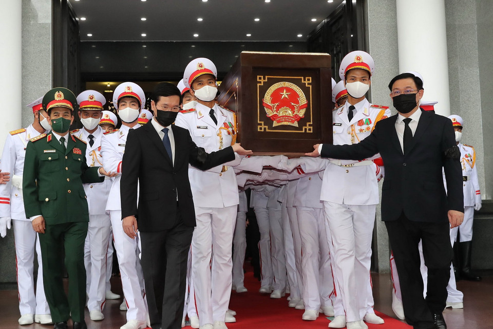 Chủ tịch Quốc hội Vương Đình Huệ và Thường trực Ban Bí thư Võ Văn Thưởng thực hiện nghi thức di quan Đại tướng Phùng Quang Thanh. (Ảnh: Trọng Đức/TTXVN)