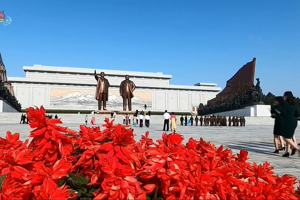 Người dân tới đặt hoa tại tượng đài cố Chủ tịch Kim Nhật Thành và cố lãnh đạo Kim Jong-il tại Bình Nhưỡng, Triều Tiên, ngày 15/4. (Ảnh: Yonhap/TTXVN