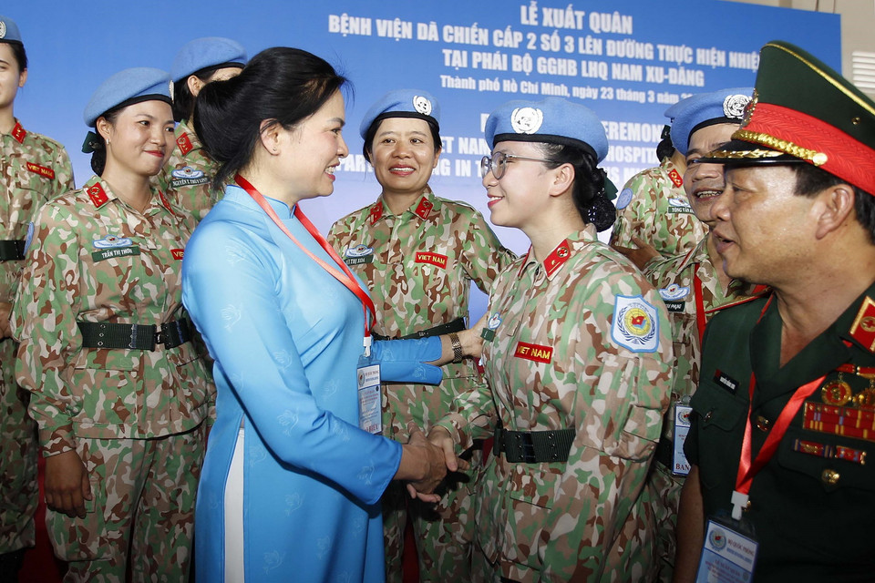  Chủ tịch Hội Liên Hiệp Phụ nữ Việt Nam Hà Thị Nga thăm hòi, động viên cán bộ, chiến sỹ Bệnh viện dã chiến 2.3 trước khi lên đường làm nhiệm vụ. (Ảnh: Thanh Vũ/TTXVN)