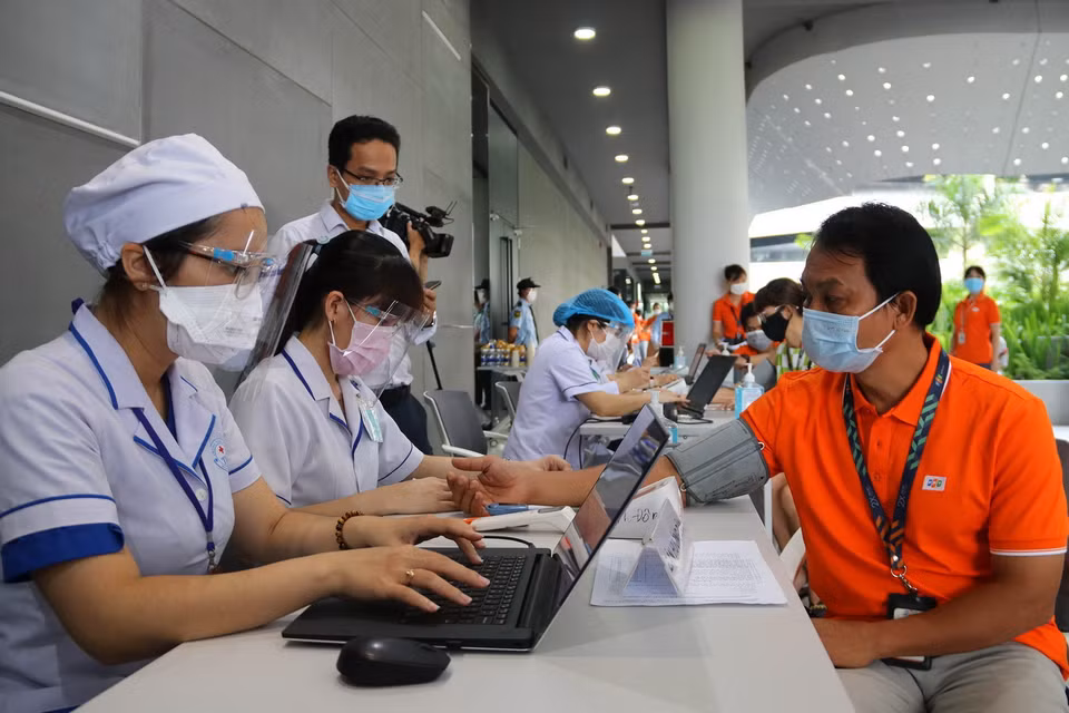  Lực lượng y, bác sỹ TP Hồ Chí Minh, TP. Thủ Đức thực hiện khám sàng lọc cho công nhân, người lao động Công ty TNHH phần mềm FPT trước khi tiêm vaccine phòng COVID-19. (Ảnh: Thanh Vũ/TTXVN)