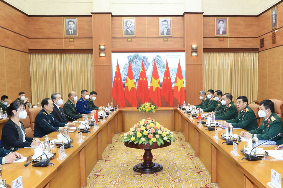 Bộ trưởng Bộ Quốc phòng Phan Văn Giang hội đàm với Bộ trưởng Bộ Quốc phòng Ngụy Phượng Hòa. (Ảnh: Trọng Đức/TTXVN)