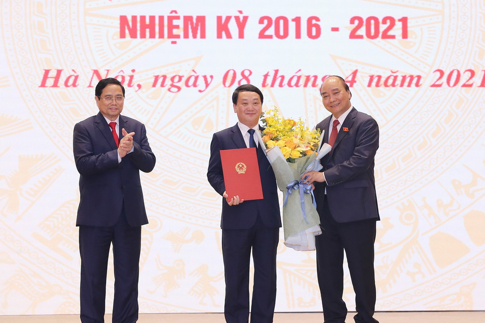 Trong ảnh: Chủ tịch nước Nguyễn Xuân Phúc và Thủ tướng Chính phủ Phạm Minh Chính trao Quyết định của Chủ tịch nước bổ nhiệm ông Hầu A Lềnh giữ chức Bộ trưởng-Chủ nhiệm Ủy ban Dân tộc. (Ảnh: Dương Giang/TTXVN)