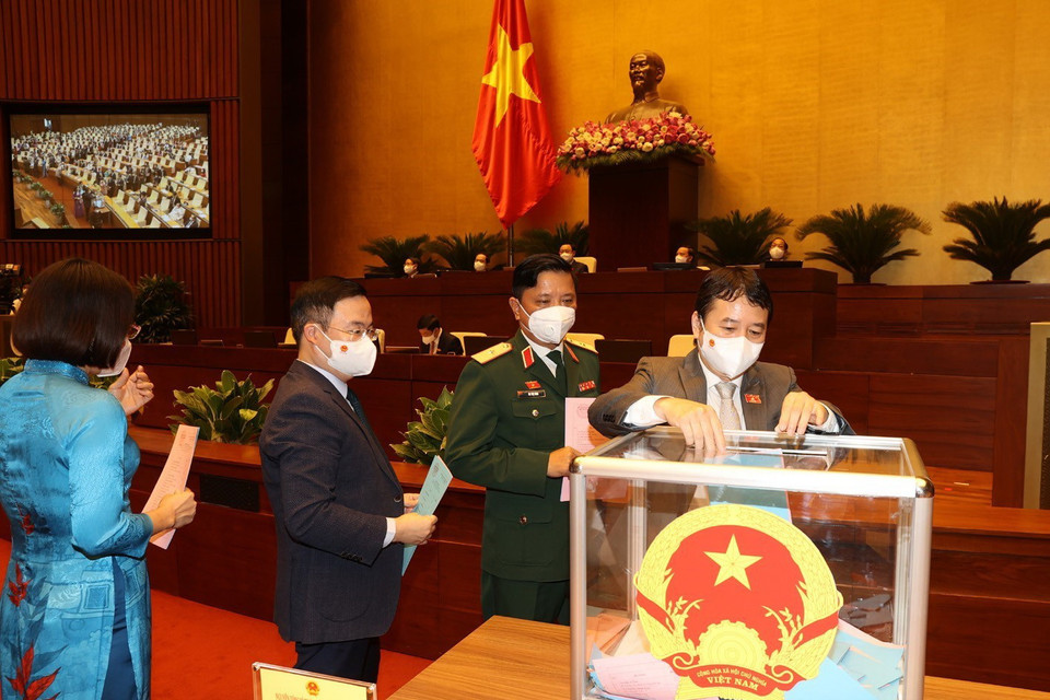 Các đại biểu Quốc hội bỏ phiếu phê chuẩn việc bổ nhiệm Phó Thủ tướng, Bộ trưởng và thành viên khác của Chính phủ. (Ảnh: Trí Dũng/TTXVN)