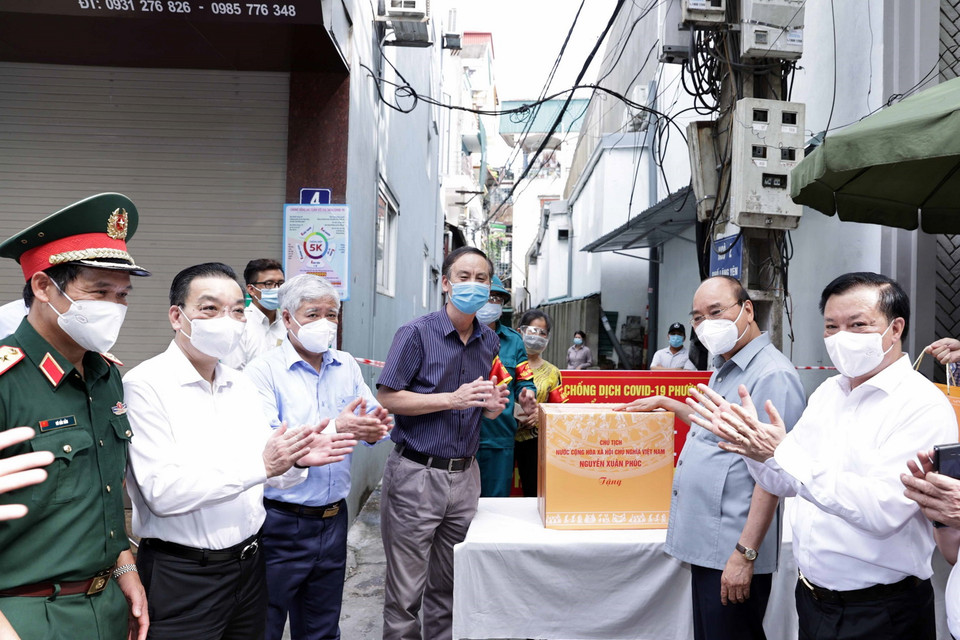 Chủ tịch nước Nguyễn Xuân Phúc động viên nhân dân tham gia bảo vệ “Vùng xanh” tại khu dân cư, phường Bạch Đằng, quận Hai Bà Trưng, Hà Nội. (Ảnh: Thống Nhất/TTXVN)