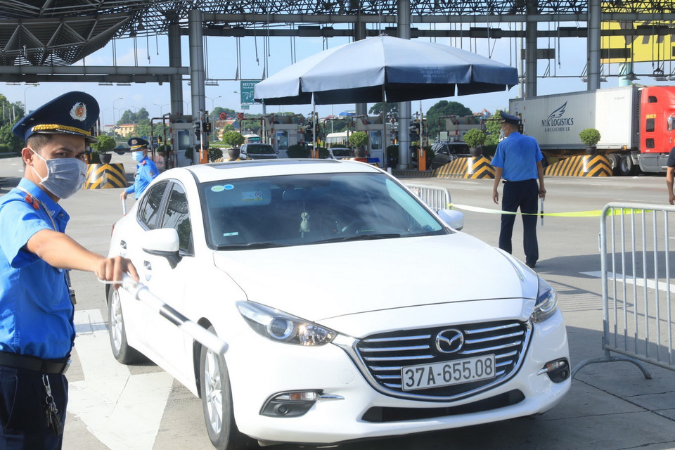 Các xe từ vùng dịch vào kiểm tra trên cao tốc Pháp Vân-Cầu Giẽ. (Ảnh: Lâm Khánh/TTXVN)