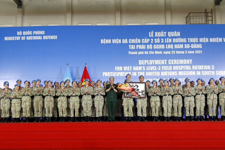  Thượng tướng Nguyễn Chí Vịnh, Thứ trưởng Bộ Quốc phòng tặng quà cho Bệnh viện dã chiến 2.3 trước khi lên đường làm nhiệm vụ. (Ảnh: Thanh Vũ/TTXVN)