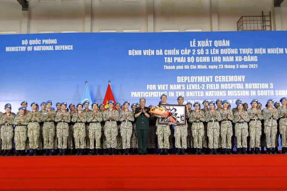  Thượng tướng Nguyễn Chí Vịnh, Thứ trưởng Bộ Quốc phòng tặng quà cho Bệnh viện dã chiến 2.3 trước khi lên đường làm nhiệm vụ. (Ảnh: Thanh Vũ/TTXVN)