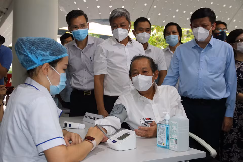  Phó Thủ tướng thường trực Chính phủ Trương Hòa Bình đo huyết áp tại lễ khởi động chiến dịch tiêm chủng vaccine phòng COVID-19 tại TP Hồ Chí Minh. (Ảnh: Thanh Vũ/TTXVN)