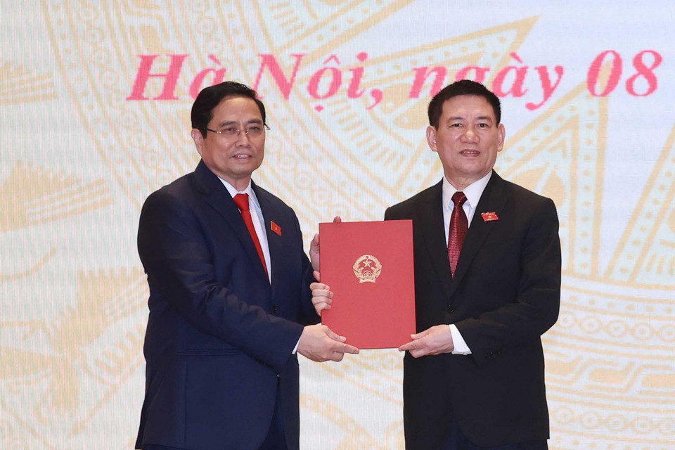 Ông Phạm Minh Chính, Ủy viên Bộ Chính trị, Thủ tướng Chính phủ trao quyết định của Chủ tịch nước bổ nhiệm ông Hồ Đức Phớc giữ chức Bộ trưởng Bộ Tài chính. (Ảnh: Thống Nhất/TTXVN)