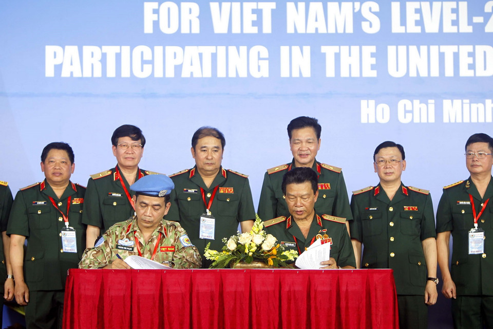  Lãnh đạo Bệnh viên Quân y 175 và Cục gìn giữ hòa bình Việt Nam ký kết bàn giao lực lượng Bệnh viện dã chiến 2.3 trước khi lên đường làm nhiệm vụ. (Ảnh: Thanh Vũ/TTXVN)