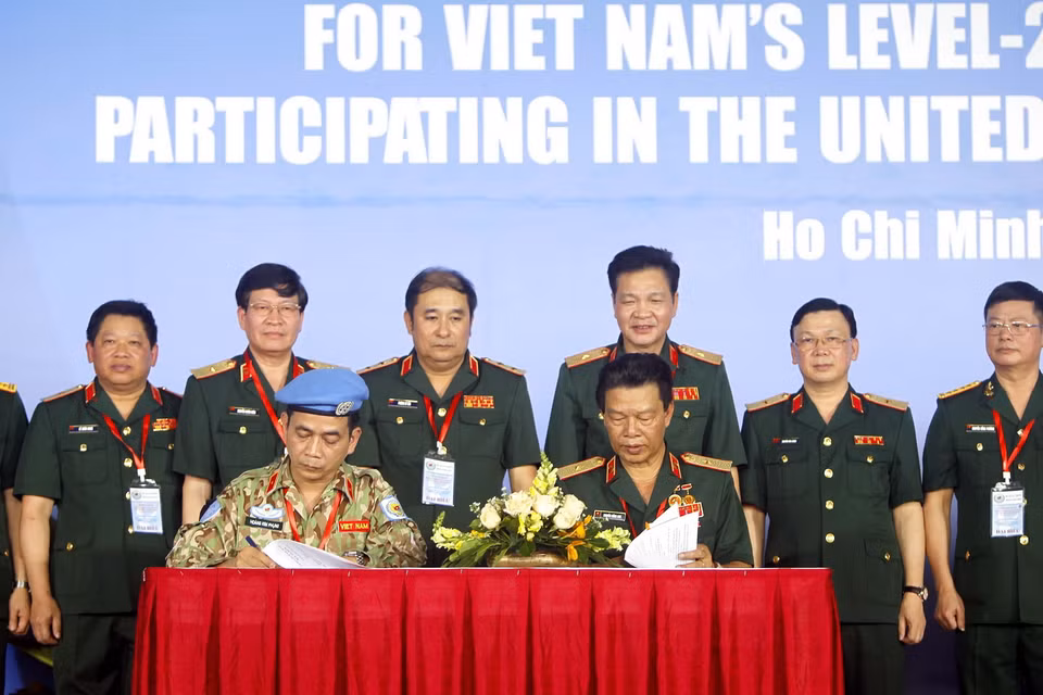  Lãnh đạo Bệnh viên Quân y 175 và Cục gìn giữ hòa bình Việt Nam ký kết bàn giao lực lượng Bệnh viện dã chiến 2.3 trước khi lên đường làm nhiệm vụ. (Ảnh: Thanh Vũ/TTXVN)