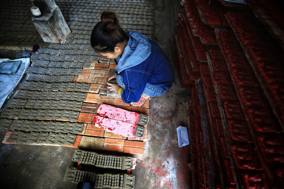 Công việc nhọc nhằn, thức khuya dậy sớm mà hiệu quả kinh tế không cao nên nhiều người trong làng đã không còn giữ được nghề, hiện ở làng Địa Linh cũng chỉ còn vài hộ gia đình là còn tiếp tục gắn bó làm tượng ông Táo. (Ảnh: Thành Đạt/TTXVN)