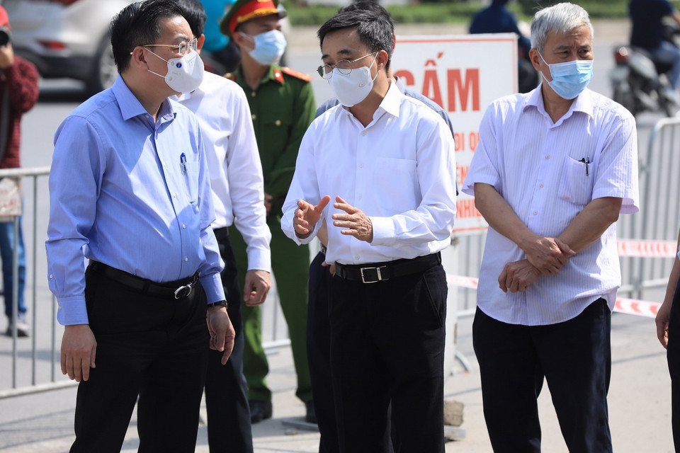 Chủ tịch UBND thành phố Hà Nội Chu Ngọc Anh kiểm tra và chỉ đạo công tác phòng, chống dịch COVID-19 tại Bệnh viện K cơ sở Tân Triều. (Ảnh: Minh Đức/TTXVN)