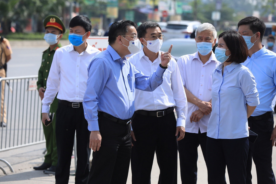 Chủ tịch UBND thành phố Hà Nội Chu Ngọc Anh kiểm tra và chỉ đạo công tác phòng, chống dịch COVID-19 tại Bệnh viện K cơ sở Tân Triều. (Ảnh: Minh Đức/TTXVN)