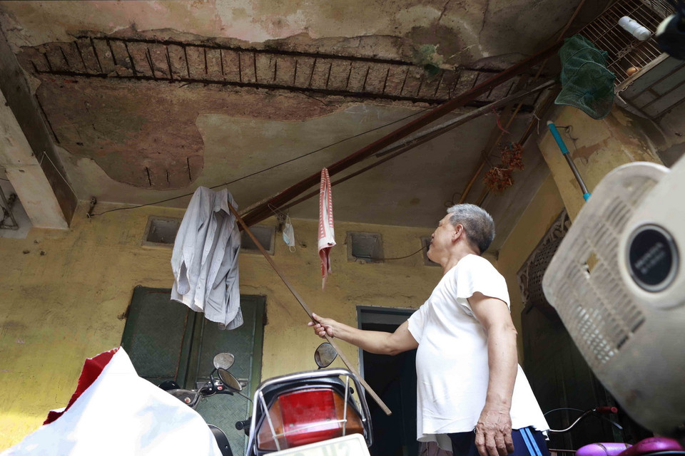  Trần khu tập thể long lở từng mảng lớn, dầm chịu lực bong tróc trơ khung thép hoen gỉ không đảm bảo an toàn. (Ảnh: Hoàng Hùng/TTXVN)