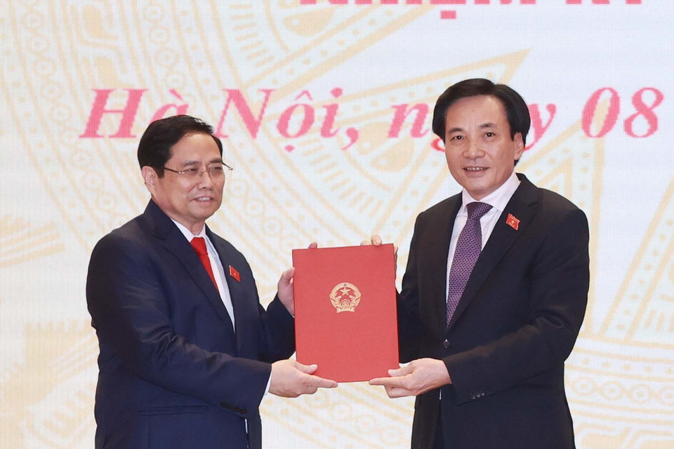 Ông Phạm Minh Chính, Ủy viên Bộ Chính trị, Thủ tướng Chính phủ trao quyết định của Chủ tịch nước bổ nhiệm ông Trần Văn Sơn giữ chức Bộ trưởng-Chủ nhiệm Văn phòng Chính phủ. (Ảnh: Thống Nhất/TTXVN)