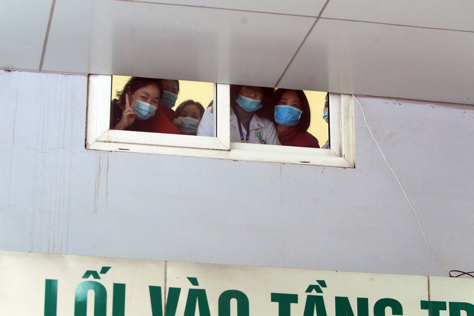 Các y bác sỹ cùng bệnh nhân mong đợi trước giờ có gỡ lệnh phong tỏa. (Ảnh: An Đăng/TTXVN)