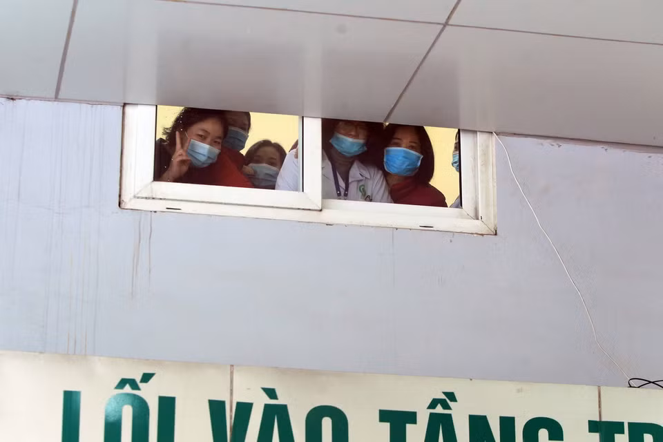 Các y bác sỹ cùng bệnh nhân mong đợi trước giờ có gỡ lệnh phong tỏa. (Ảnh: An Đăng/TTXVN)