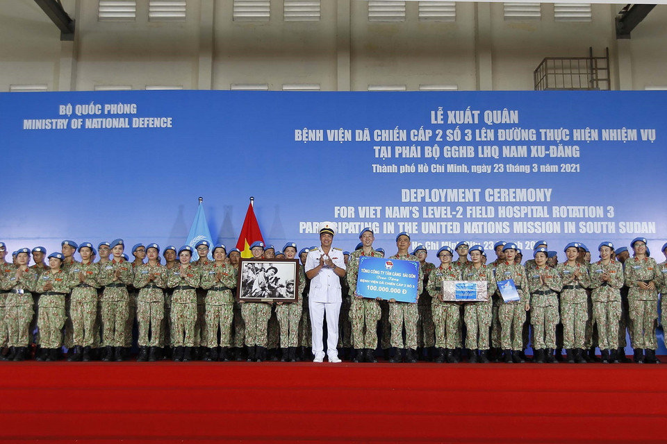  Lãnh đạo Tân Cảng Sài Gòn tặng quà cho Bệnh viện dã chiến 2.3 trước khi lên đường làm nhiệm vụ. (Ảnh: Thanh Vũ/TTXVN)