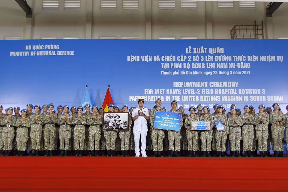  Lãnh đạo Tân Cảng Sài Gòn tặng quà cho Bệnh viện dã chiến 2.3 trước khi lên đường làm nhiệm vụ. (Ảnh: Thanh Vũ/TTXVN)