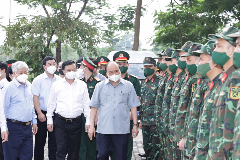  Chủ tịch nước Nguyễn Xuân Phúc động viên cán bộ chiến sỹ làm việc tại cơ sở thu dung, điều trị bệnh nhân COVD-19 do Bệnh viện Đa khoa Hà Đông và Bộ Tư lệnh Thủ đô điều hành.(Ảnh: Thống Nhất/TTXVN)