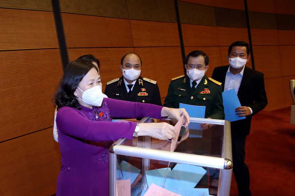 Đại biểu Quốc hội bỏ phiếu phê chuẩn việc bổ nhiệm Phó Thủ tướng, Bộ trưởng và thành viên Chính phủ. (Ảnh: Phạm Kiên/TTXVN)