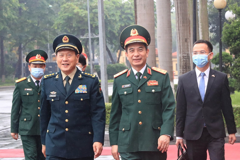 Thượng tướng Phan Văn Giang, Bộ trưởng Bộ Quốc phòng Việt Nam và Thượng tướng Ngụy Phượng Hòa, Bộ trưởng Bộ Quốc phòng Trung Quốc. (Ảnh: Trọng Đức/TTXVN)