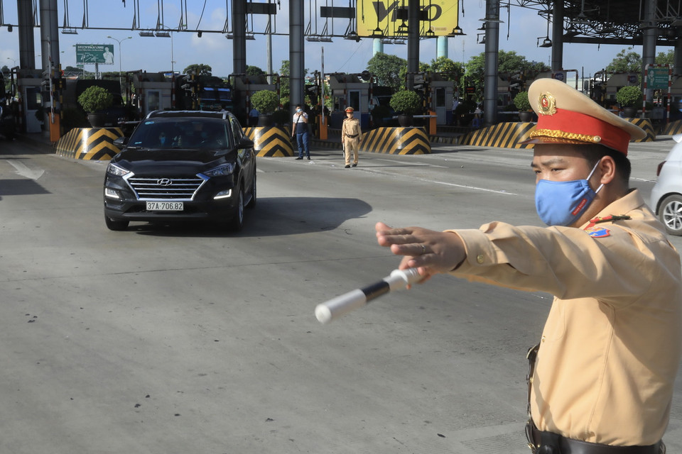 Lực lượng chức năng yêu cầu các xe từ vùng dịch vào kiểm tra trên cao tốc Pháp Vân-Cầu Giẽ. (Ảnh: Lâm Khánh/TTXVN)