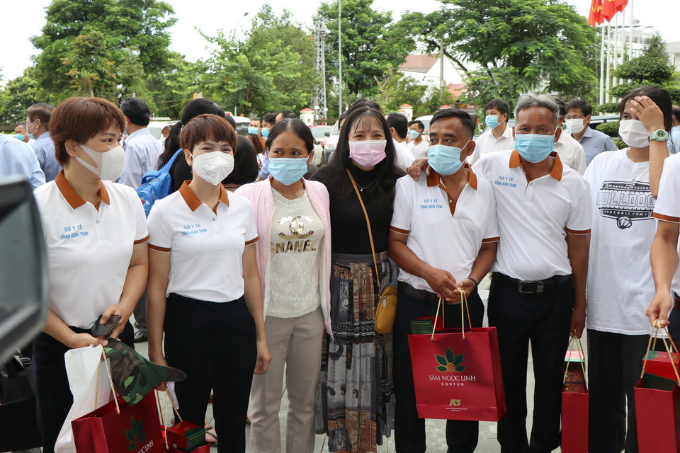  Các bác sỹ, điều dưỡng tham gia đoàn công tác tạm biệt người thân trước khi lên đường làm nhiệm vụ. (Ảnh: Dư Toán/TTXVN)