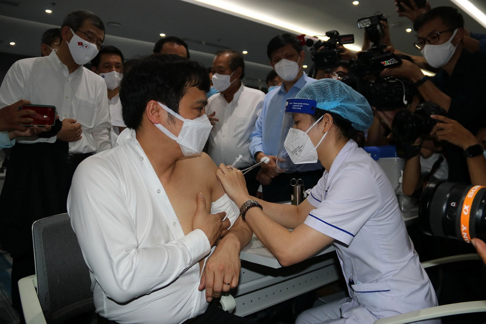 Phó Thủ tướng thường trực Chính phủ Trương Hòa Bình kiểm tra việc tiêm chủng vaccine phòng COVID-19 tại Công ty TNHH phần mềm FPT ở TP Hồ Chí Minh. (Ảnh: Thanh Vũ/TTXVN)