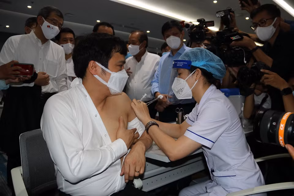 Phó Thủ tướng thường trực Chính phủ Trương Hòa Bình kiểm tra việc tiêm chủng vaccine phòng COVID-19 tại Công ty TNHH phần mềm FPT ở TP Hồ Chí Minh. (Ảnh: Thanh Vũ/TTXVN)