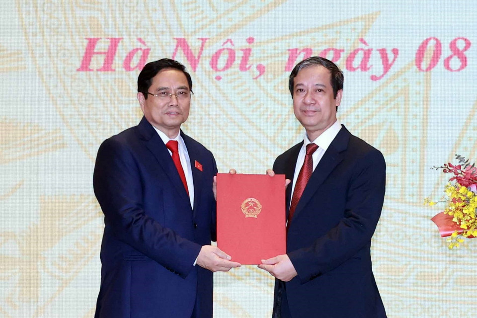 Ông Phạm Minh Chính, ủy viên Bộ Chính trị, Thủ tướng Chính phủ trao quyết định của Chủ tịch nước bổ nhiệm ông Nguyễn Kim Sơn giữ chức Bộ trưởng Bộ Giáo dục và Đào tạo. (Ảnh: Thống Nhất/TTXVN)
