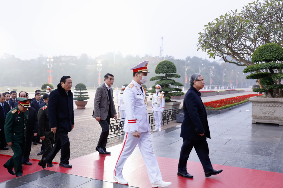 Ông Trần Quốc Vượng, Ủy viên Bộ Chính trị, Thường trực Ban Bí thư cùng đoàn công tác đến đặt vòng hoa và vào Lăng viếng Chủ tịch Hồ Chí Minh. (Ảnh: Dương Giang/TTXVN)