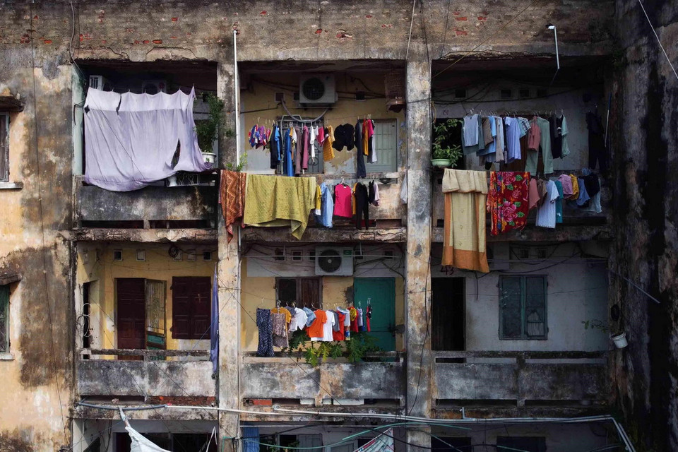  Khu nhà tập thể của Công ty Cổ phần In Phúc Yên hiện đã xuống cấp nghiêm trọng. (Ảnh: Hoàng Hùng/TTXVN)