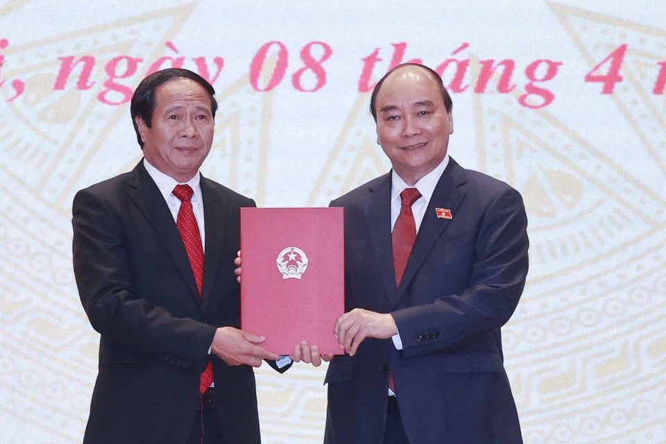 Ủy viên Bộ Chính trị, Chủ tịch nước Nguyễn Xuân Phúc trao Quyết định bổ nhiệm Phó Thủ tướng Chính phủ cho ông Lê Văn Thành. (Ảnh: Thống Nhất/TTXVN)