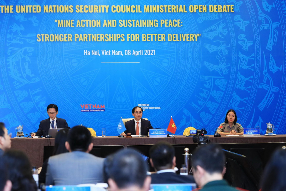 Bộ trưởng Bộ Ngoại giao Bùi Thanh Sơn chủ trì Phiên họp trực tuyến cấp bộ trưởng HĐBA LHQ về chủ đề "Khắc phục hậu quả bom, mìn và duy trì hòa bình bền vững: Tăng cường gắn kết để hiệu quả hơn." (Ảnh: Lâm Khánh/TTXVN)