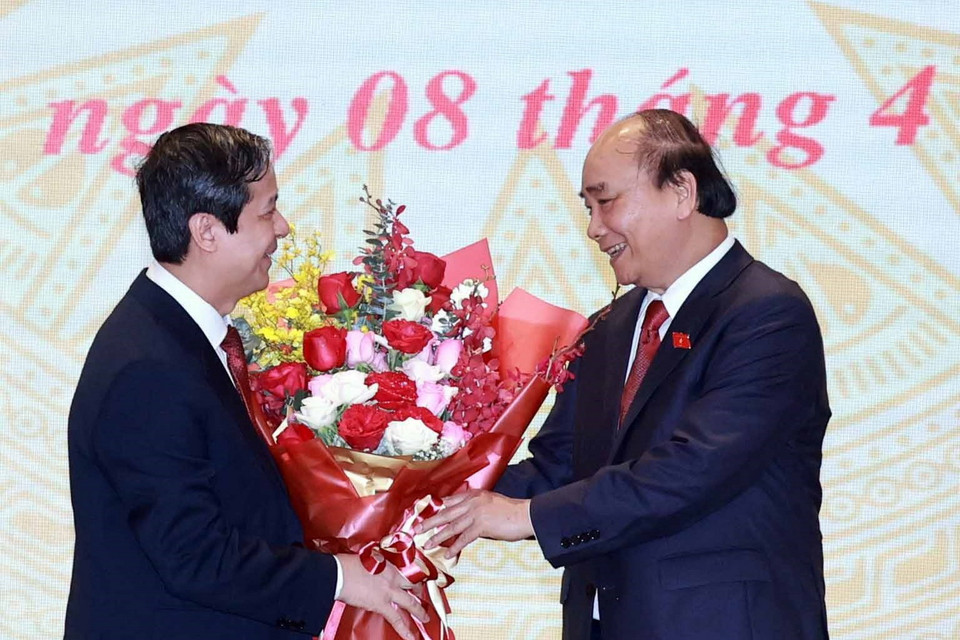 Ông Nguyễn Xuân Phúc, Ủy viên Bộ Chính trị, Chủ tịch nước Nguyễn Xuân Phúc, Thủ tướng Chính phủ nhiệm kỳ 2016-2021 tặng hoa cho Bộ trưởng Bộ Bộ Giáo dục và Đào tạo cho ông Nguyễn Kim Sơn. (Ảnh: Thống Nhất/TTXVN)