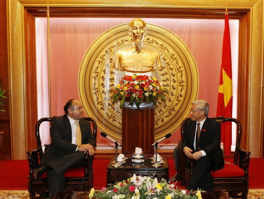 Chủ tịch Quốc hội Nguyễn Phú Trọng tiếp Phó Chủ tịch Hạ viện Chile Jorge Ulloa thăm Việt Nam ngày 28/7/2008. (Ảnh: Trí Dũng/TTXVN)