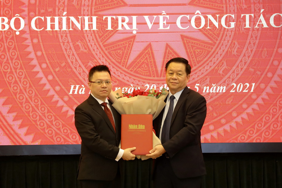 Trong ảnh: Trưởng Ban Tuyên giáo Trung ương Nguyễn Trọng Nghĩa trao Quyết định của Bộ Chính trị phân công ông Lê Quốc Minh giữ chức vụ Tổng Biên tập Báo Nhân Dân. (Ảnh: Nguyễn Điệp/TTXVN)