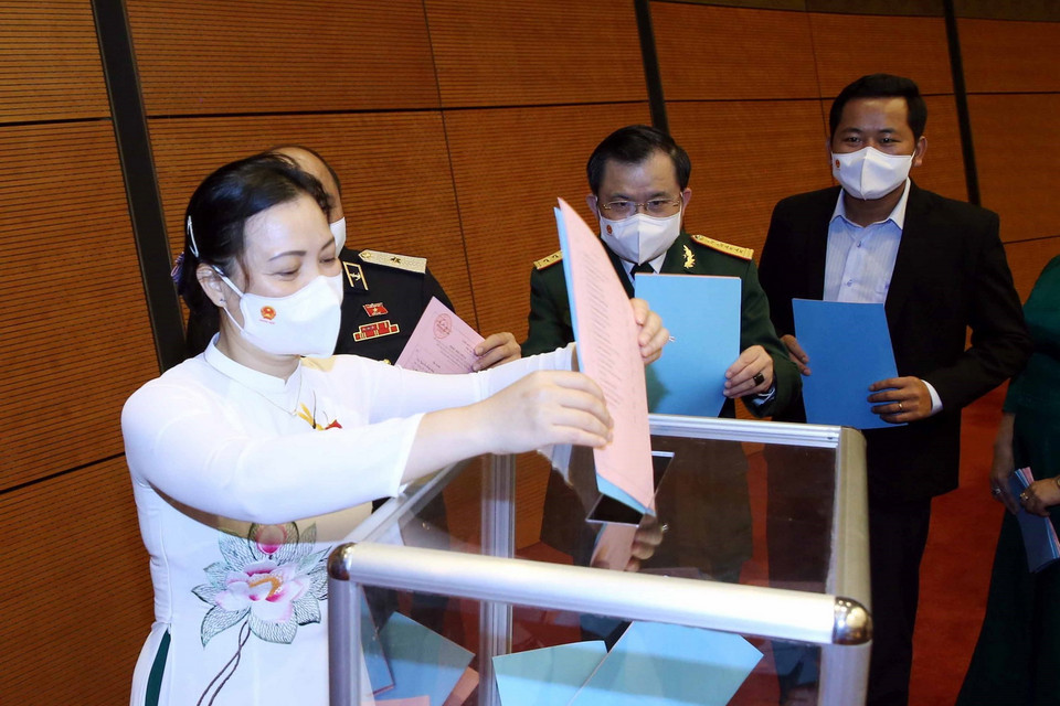 Các đại biểu Quốc hội bỏ phiếu. (Ảnh: Phạm Kiên/TTXVN)