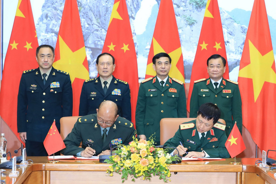 Bộ trưởng Bộ Quốc phòng Phan Văn Giang và Bộ trưởng Bộ Quốc phòng Ngụy Phượng Hòa chứng kiến Lễ ký biên bản ghi nhớ về việc thiết lập quan hệ đơn vị hữu nghị trong lĩnh vực hợp tác Quân sự quốc tế giữa Bộ Quốc phòng Việt Nam và Bộ Quốc phòng Trung Quốc. (Ảnh: Trọng Đức/TTXVN)