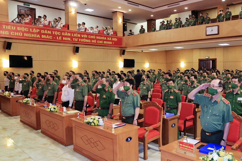 Chủ tịch nước Nguyễn Xuân Phúc và các đại biểu thực hiện nghi lễ chào cờ. (Ảnh: Thống Nhất/TTXVN)