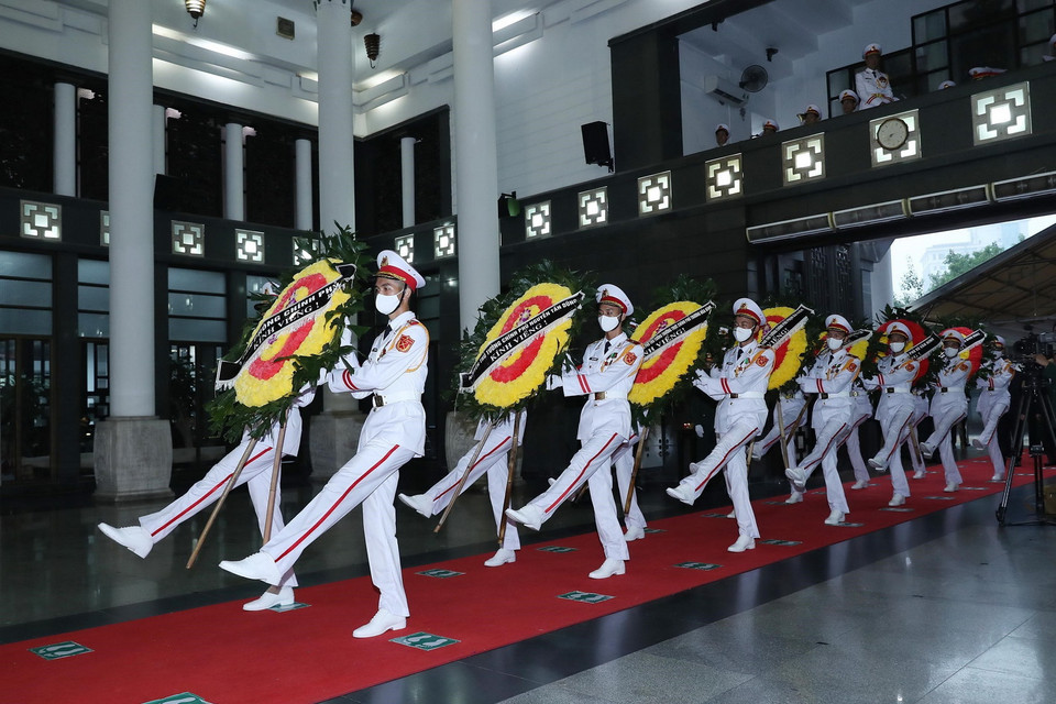  Các bộ, ban, ngành, cơ quan đoàn thể Trung ương cùng các tỉnh, thành phố viếng Đại tướng Phùng Quang Thanh. (Ảnh: Trọng Đức/TTXVN)