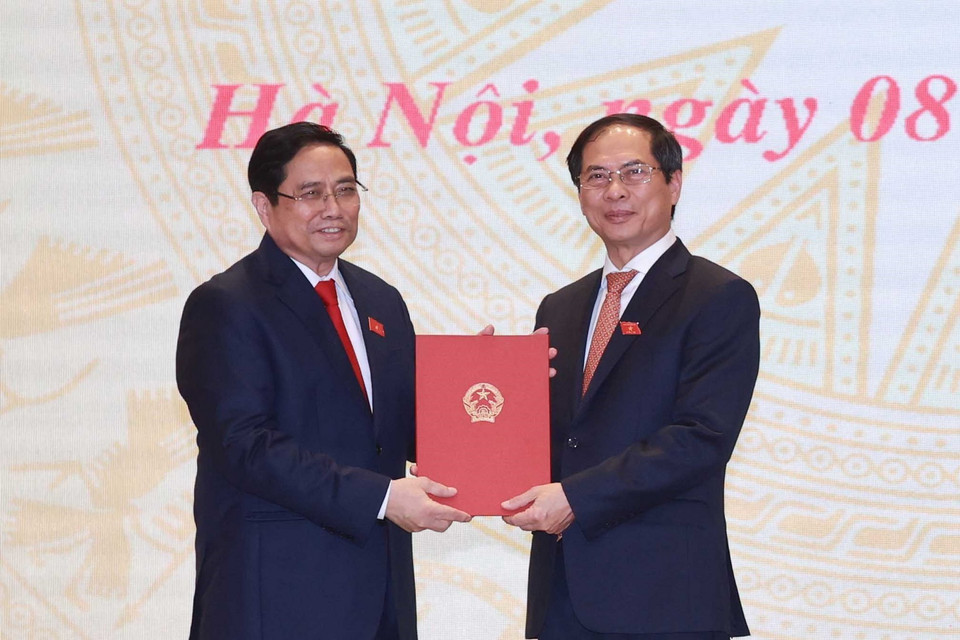 Ông Phạm Minh Chính, Ủy viên Bộ Chính trị, Thủ tướng Chính phủ trao quyết định của Chủ tịch nước bổ nhiệm ông Bùi Thanh Sơn giữ chức Bộ trưởng Bộ Ngoại giao. (Ảnh: Thống Nhất/TTXVN)
