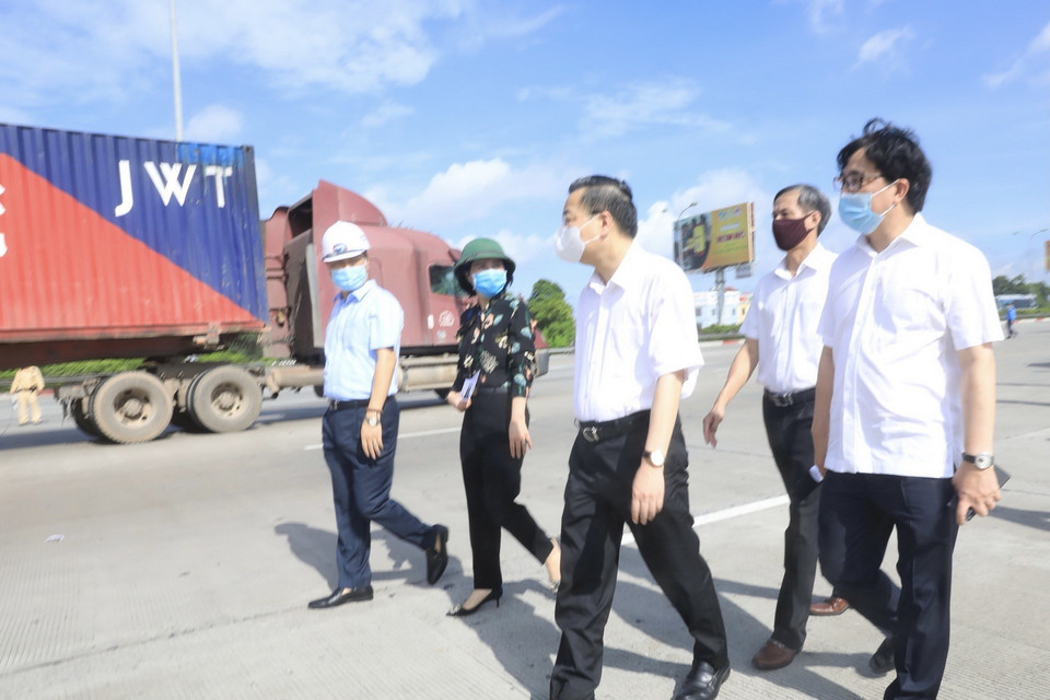 Chủ tịch UBND thành phố Hà Nội Chu Ngọc Anh yêu cầu lực lượng chức năng tăng cường kiểm soát các phương tiện ra vào thành phố trên cao tốc Pháp Vân-Cầu Giẽ. Ảnh: (Ảnh: Lâm Khánh/TTXVN)