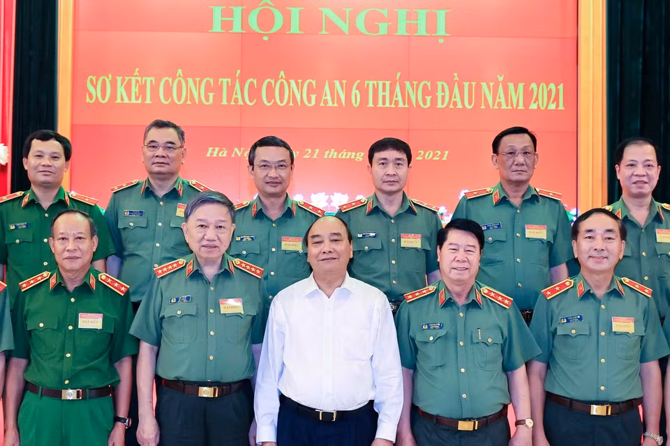 Chủ tịch nước Nguyễn Xuân Phúc và các đại biểu dự Hội nghị sơ kết công tác Công an 6 tháng đầu năm 2021. (Ảnh: Thống Nhất/TTXVN)