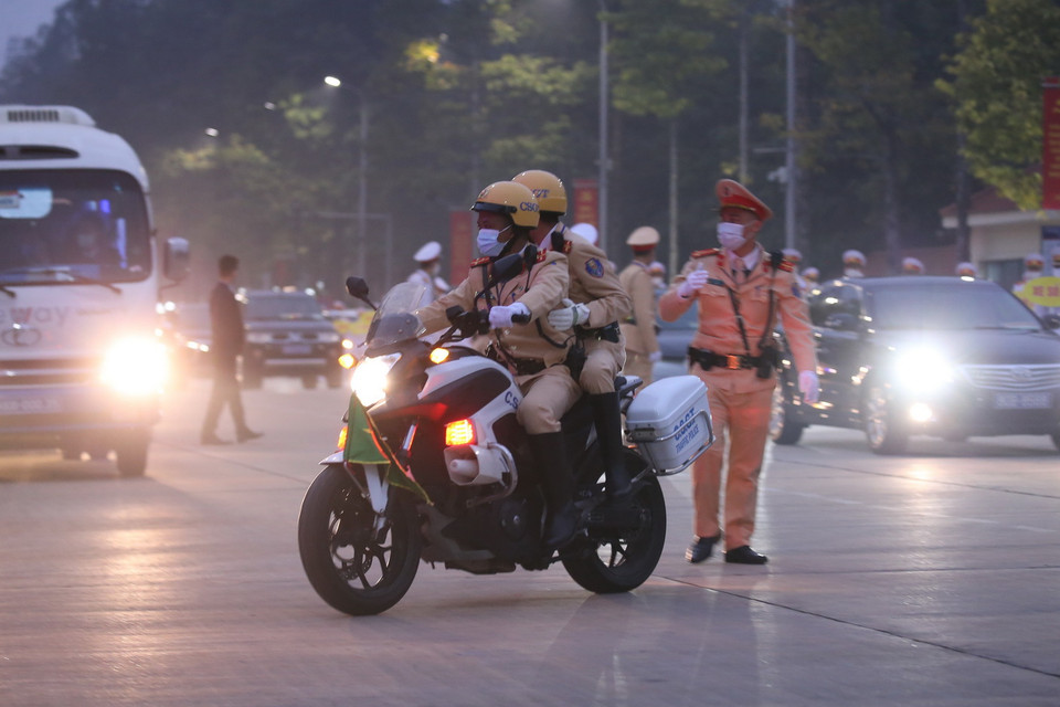  Lực lượng Cảnh sát Giao thông dẫn đoàn và đảm bảo an ninh trên tuyến đường đoàn đại biểu di chuyển từ Lăng Chủ tịch Hồ Chí Minh đến Trung tâm Hội nghị Quốc gia. (Ảnh: Dương Giang/TTXVN)