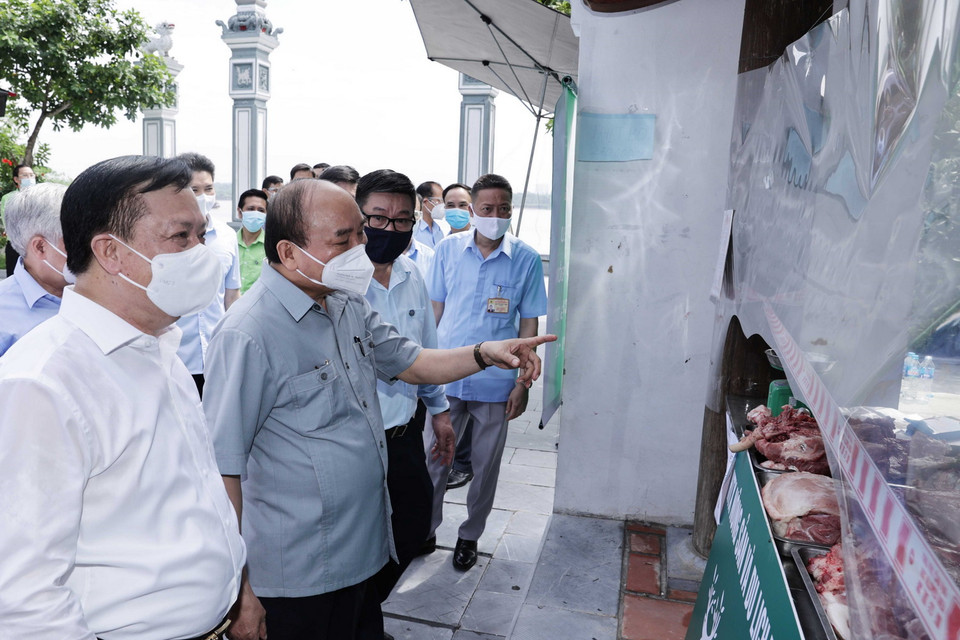 Chủ tịch nước Nguyễn Xuân Phúc kiểm tra điểm cung ứng nhu yếu phẩm phục vụ nhân dân tại phường Bạch Đằng, quận Hai Bà Trưng, Hà Nội. (Ảnh: Thống Nhất/TTXVN) 