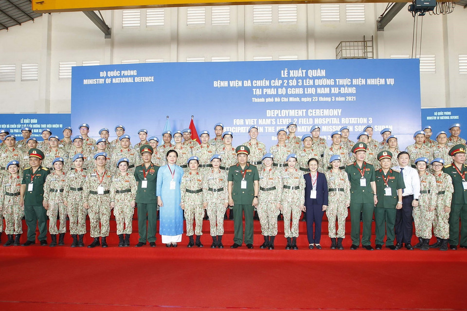 Lãnh đạo các bộ, ban, ngành cùng đội hình Bệnh viện dã chiến 2.3 tại lễ xuất quân. (Ảnh: Thanh Vũ/TTXVN)