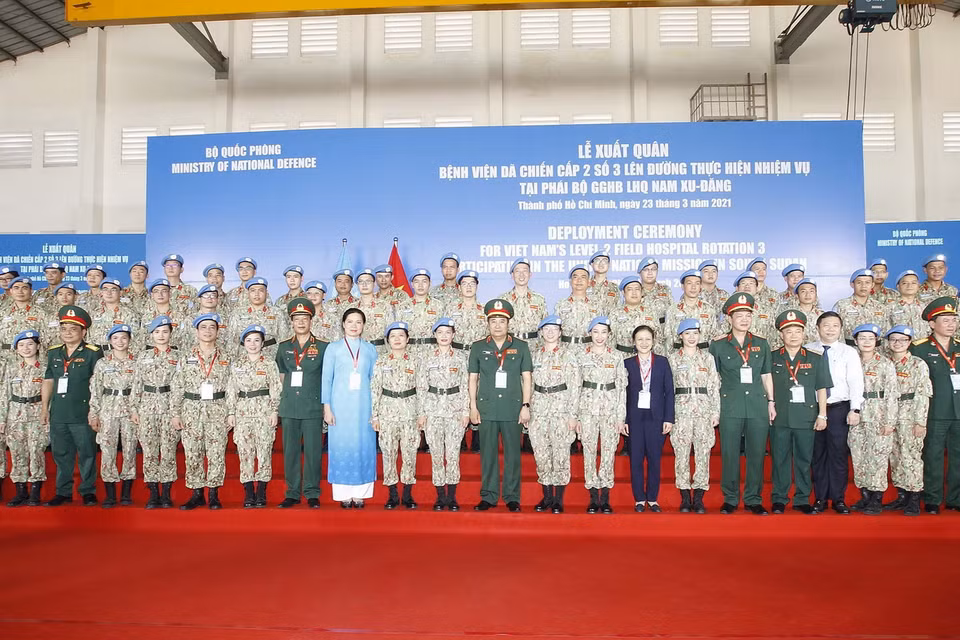 Lãnh đạo các bộ, ban, ngành cùng đội hình Bệnh viện dã chiến 2.3 tại lễ xuất quân. (Ảnh: Thanh Vũ/TTXVN)